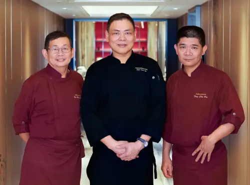 ▲國賓中餐廳有三位重磅級主廚，包含行政總主廚林建龍（中）、副行政總主廚徐鳳欽（右）與行政主廚陳西滿（左）。（圖／取自國賓飯店臉書www.facebook.com/ambhotel.tw）