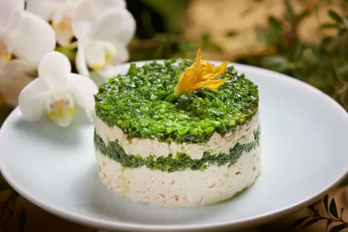 ▲「小蔥豆腐」外型好似小蛋糕，相當吸睛。（圖／翻攝國賓大飯店官網 www.ambassador-hotels.com/tc/taipei/）