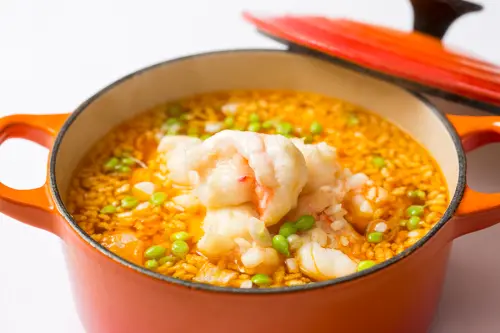 ▲「龍蝦湯泡飯」有著鮮甜的湯頭與滿滿各式好料。（圖／翻攝國賓大飯店官網 www.ambassador-hotels.com/tc/taipei/）