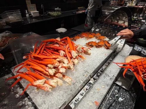 ▲島語海鮮區冰鎮蟹腳夯到爆，不少顧客狂拿，吧檯員工也沒再跟你客氣，手起刀落補到你拿不完！（圖/記者張嘉哲攝）