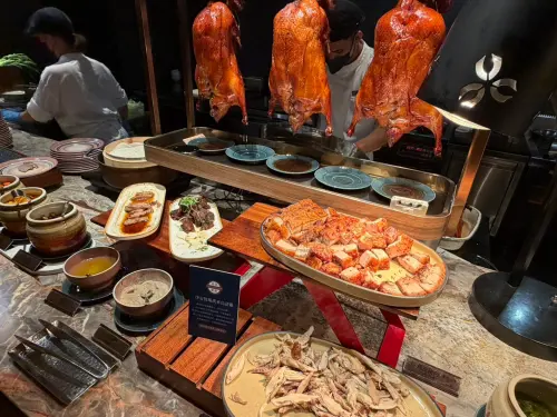 ▲島語中式料理區表現也非常不錯，片皮鴨餅、燒臘、手撕桶仔雞都很好吃，隔壁就是熱炒熟食，超推東坡肉！（圖/記者張嘉哲攝）