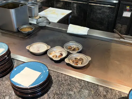 ▲煲湯區酒蒸蛤蜊好喜歡！湯少蛤蜊大又肥美，真的很適合愛吃蛤蜊的人朝聖。（圖/記者張嘉哲攝）