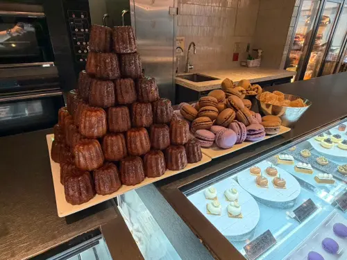 ▲島語甜點區雷點不多，吧檯聰明把甜點擺上櫃，快速消化人潮，每樣精緻小巧非常不錯。（圖/記者張嘉哲攝）