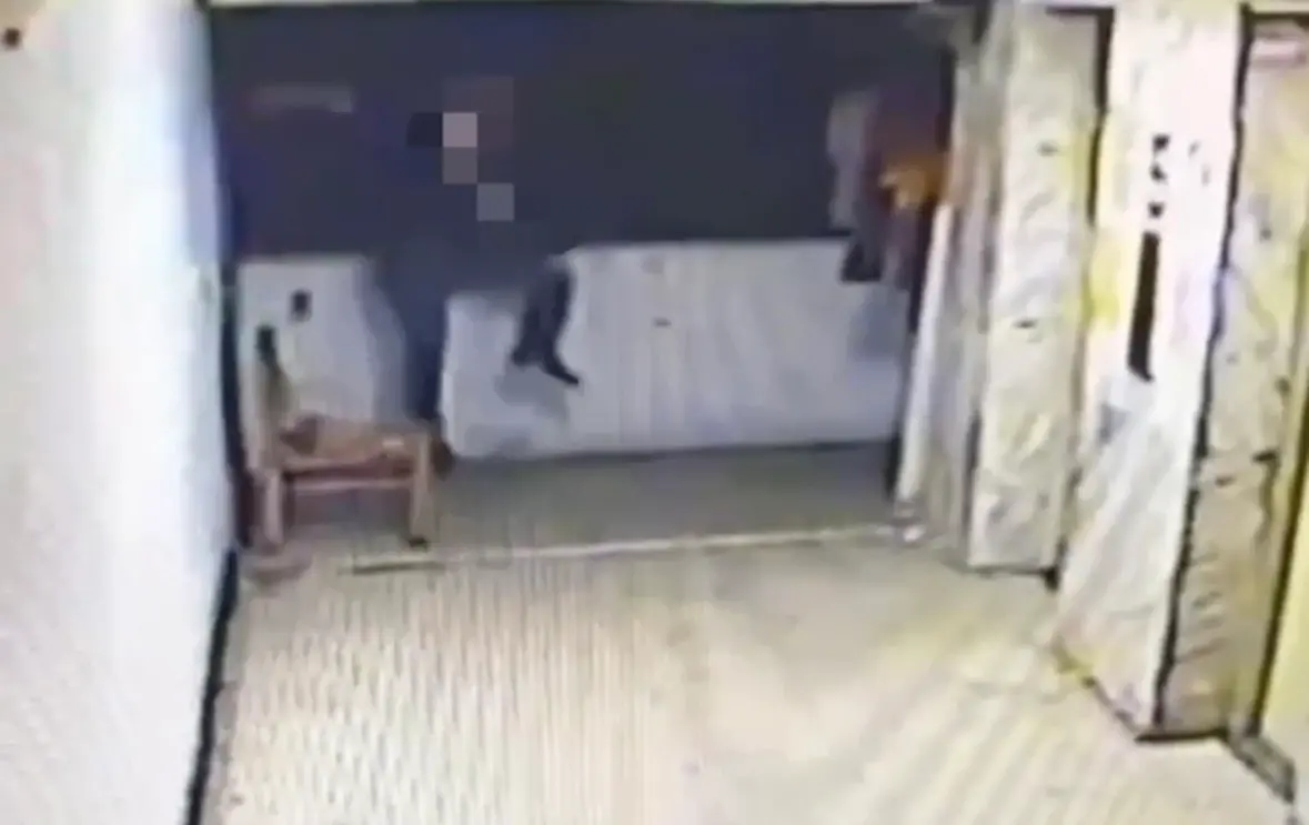 萬華驚傳百萬竊案！6旬蜘蛛大盜「翻牆爬窗闖民宅」犯案過程被拍