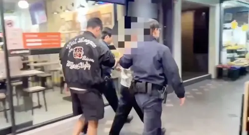 ▲北市萬華驚傳百萬竊案！6旬蜘蛛盜「翻牆爬窗闖民宅」犯案畫面曝。（圖／翻攝畫面）