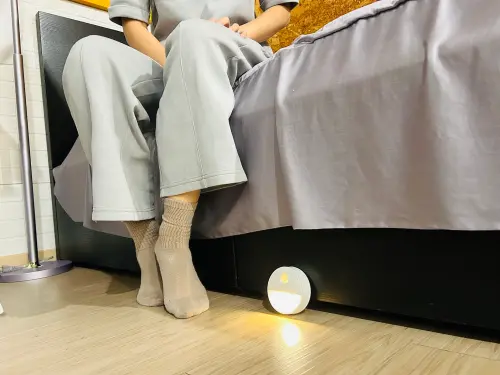 ▲可在居家動線上配置感應式小夜燈，讓燈光在活動時自動亮起，減少黑暗中跌倒的風險。（圖／486先生提供486shop.com）