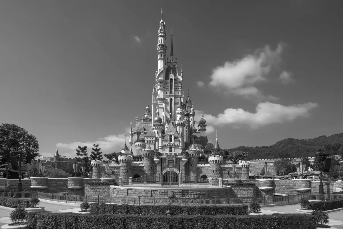 香港大埔火災釀94死！香港迪士尼、TVB、ViuTV粉專全換黑白照致哀