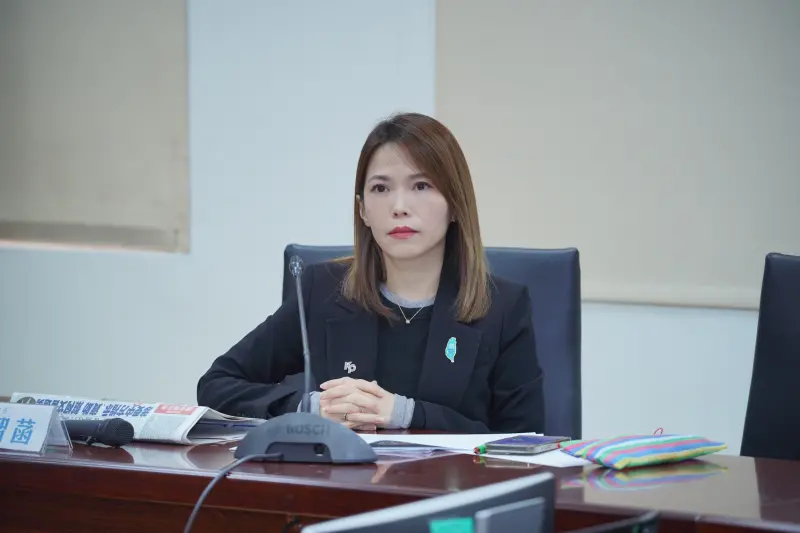 ▲曾揭露陳智菡月領20萬的四叉貓，發文狠酸陳智菡上節目飆演技，想把自己塑造成「政治受虐兒」。（圖／民眾黨提供）