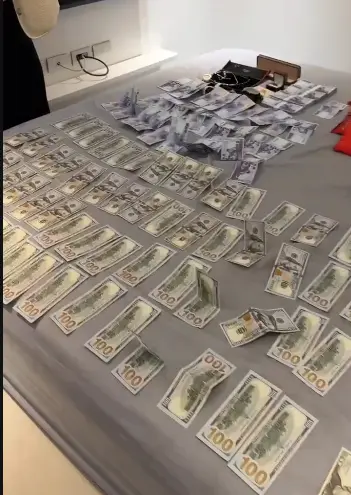    ▲黃廉盈家中大筆現金遭假扣押。（圖／余韋德律師提供）  