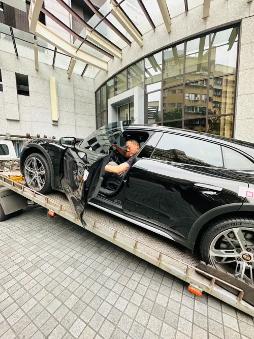 ▲黃廉盈保時捷跑車遭假扣押。（圖／余韋德律師提供）