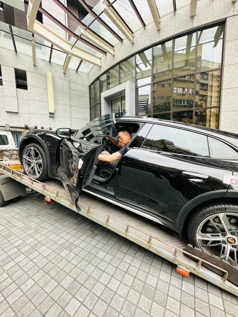    ▲黃廉盈保時捷跑車遭假扣押。（圖／余韋德律師提供）  