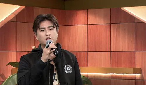 ▲42歲新加坡歌手黃靖倫（如圖）近日登上談話節目《聚焦2.0》，他整個人爆肥一圈，分享人生中低潮期疑似患有憂鬱症，甚至去觀落陰尋找人生方向。（圖／年代提供)）