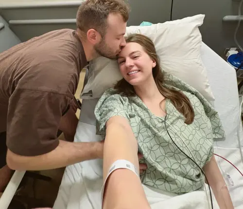 ▲莫彩曦今年初飛回美國動手術，取出兒時受傷的骨頭碎片。（圖／IG@hailey_jane）