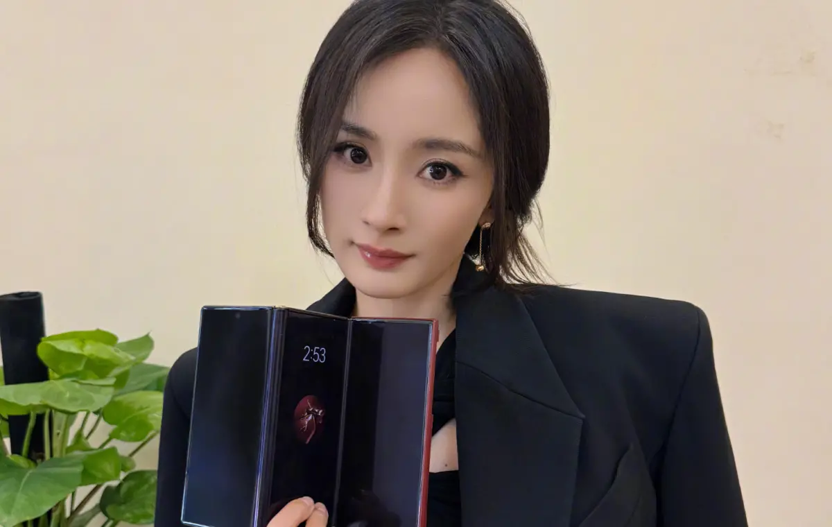 楊冪哀悼香港大火！暫停官宣代言人 粉絲讚翻：PRADA這次超識相