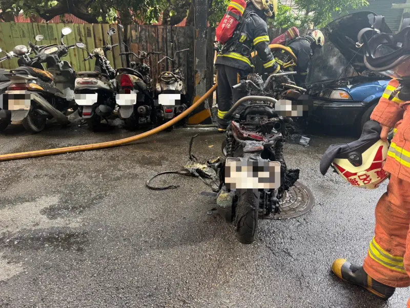 快訊／三重小客車突自燃！路邊「7機車全遭波及」焦黑狂燒畫面曝