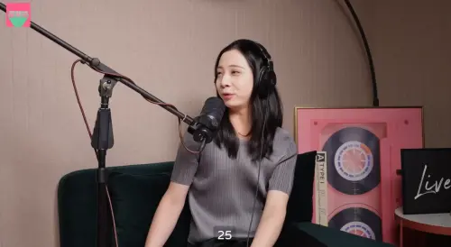 ▲北捷踹阿嬤的當事人「Fumi阿姨」受邀到藝人薔薔PODCAST《薔栗膠》受訪，透露「開罰金額過高、用詞過重」，因將繼續申訴。（圖／薔栗膠YouTube）