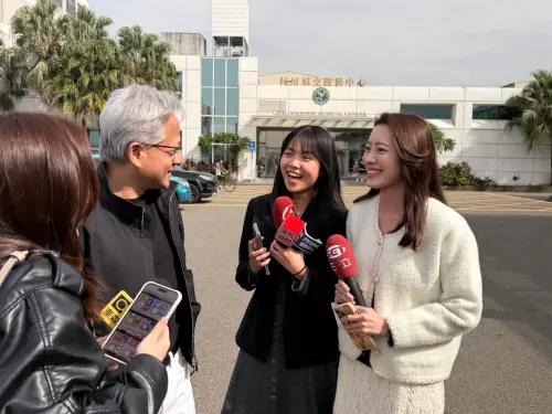 黃仁勳訪台大讚台灣美食很棒！明年1月再回來
