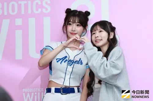 ▲李珠珢（左）熱情地一一和粉絲合影、合體比愛心，除了官方攝影機，也開放粉絲使用自己的手機一起自拍、合照。（圖／記者吳翊緁攝影）