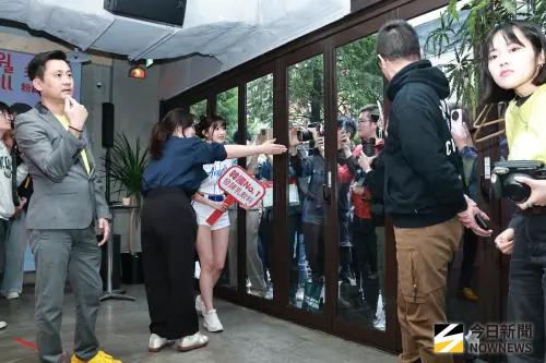 ▲李珠珢今（28）日舉辦見面會，不管是開場還是結束，她都在窗邊和粉絲打招呼。（圖／記者吳翊緁攝影）