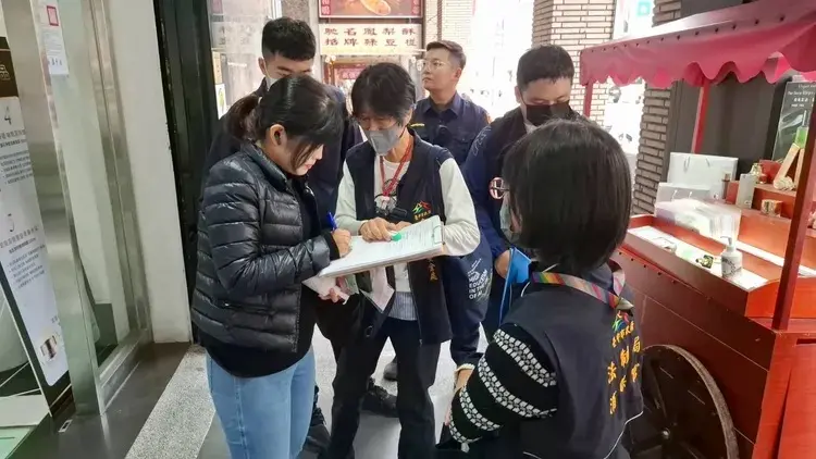 ▲消保官與台中當是美容店業者說明。（圖／翻攝自台中市政府網站）