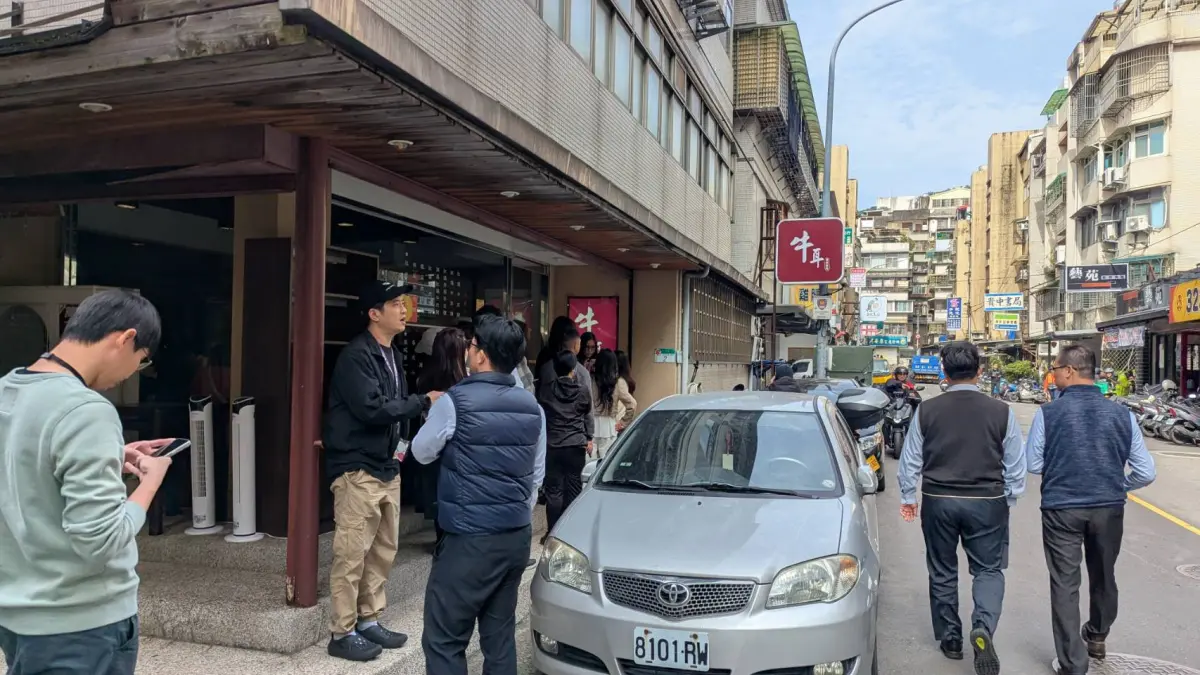 ▲輝達執行長黃仁勳今（28）日中午再度造訪位於內湖的愛店「牛耳精緻麵館」用餐。（圖╱記者鍾泓良攝）