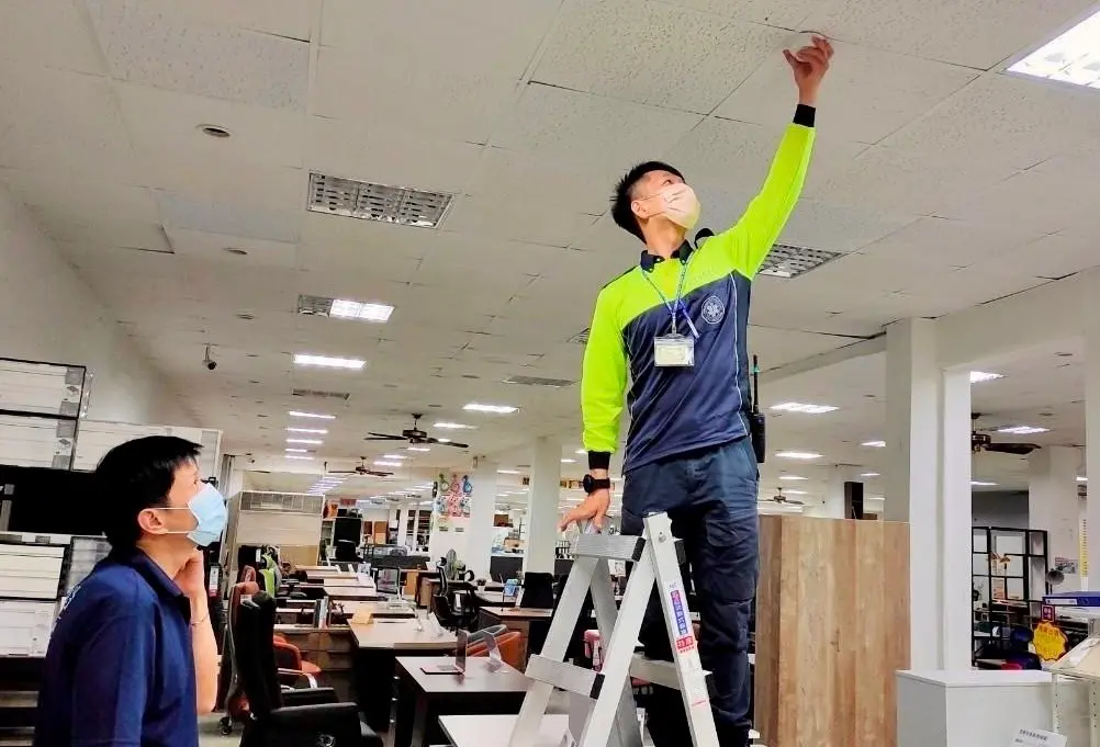 ▲新竹市消防局安檢人員落實檢查供公眾使用建築物之消防安全設備。（圖／新竹市政府提供）