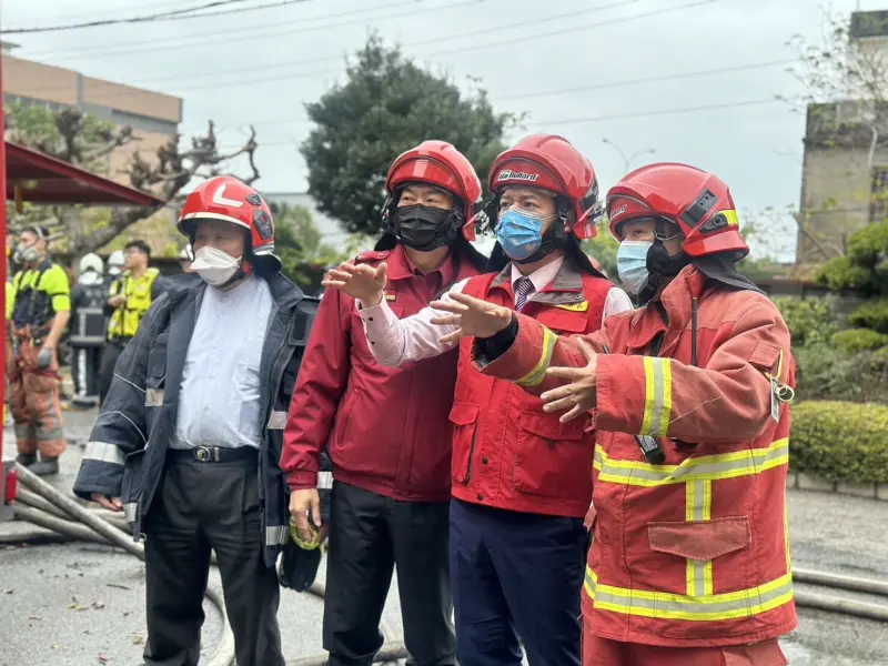 ▲新竹市代理市長邱臣遠於114年初至工廠火災現場關心救災進度。(圖/新竹市政府提供)