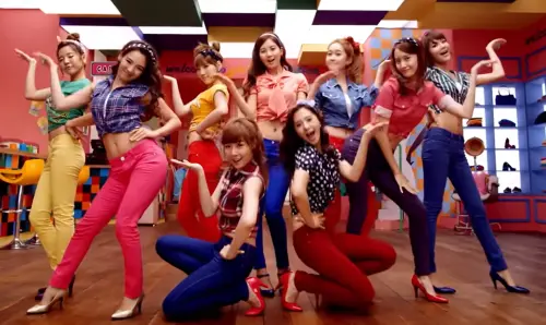 ▲少女時代在爆紅神曲〈GEE〉中，穿上緊身彩色鉛筆褲，意外讓鉛筆褲跟著紅到台灣。（圖／翻攝SMTOWN YouTube）