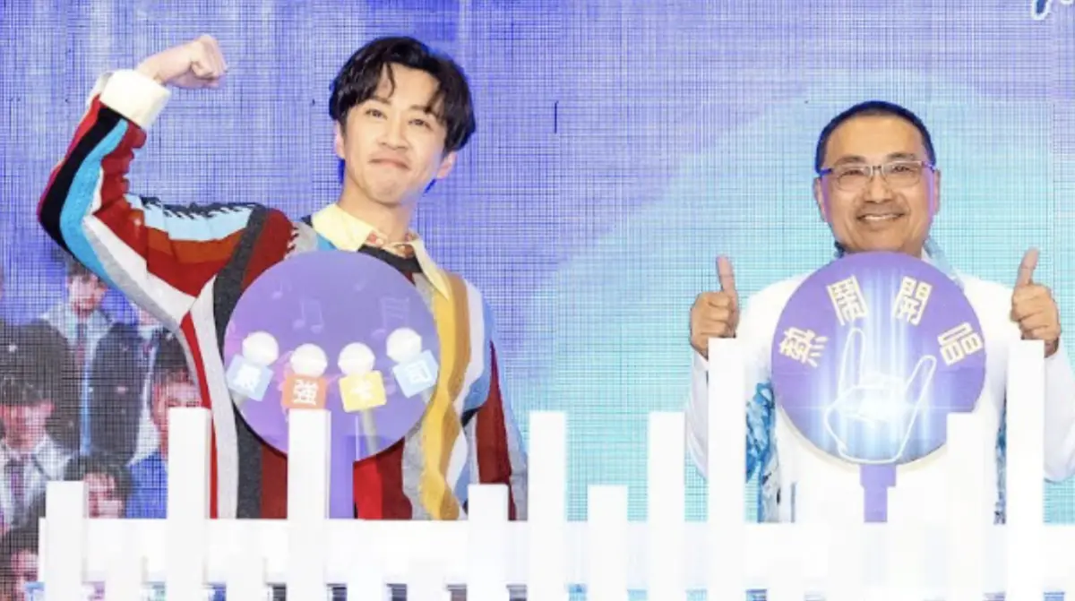 ▲藝人陳漢典（左）被新北市長侯友宜（右）狂催跟老婆Lulu生孩子，陳漢典一聽作勢跑下舞台：「那事不疑遲！我先回家啦！我馬上電話聯絡一下Lulu！」今（28）日在新北歡樂耶誕城演唱會卡司公布記者會，他倆互動逗樂眾人。（圖／TVBS提供）