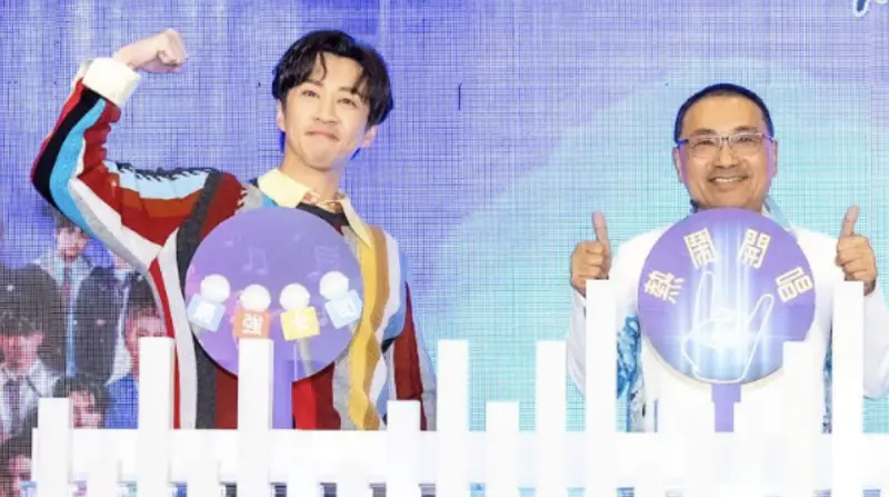 ▲藝人陳漢典（左）被新北市長侯友宜（右）狂催跟老婆Lulu生孩子，陳漢典一聽作勢跑下舞台：「那事不疑遲！我先回家啦！我馬上電話聯絡一下Lulu！」今（28）日在新北歡樂耶誕城演唱會卡司公布記者會，他倆互動逗樂眾人。（圖／TVBS提供）