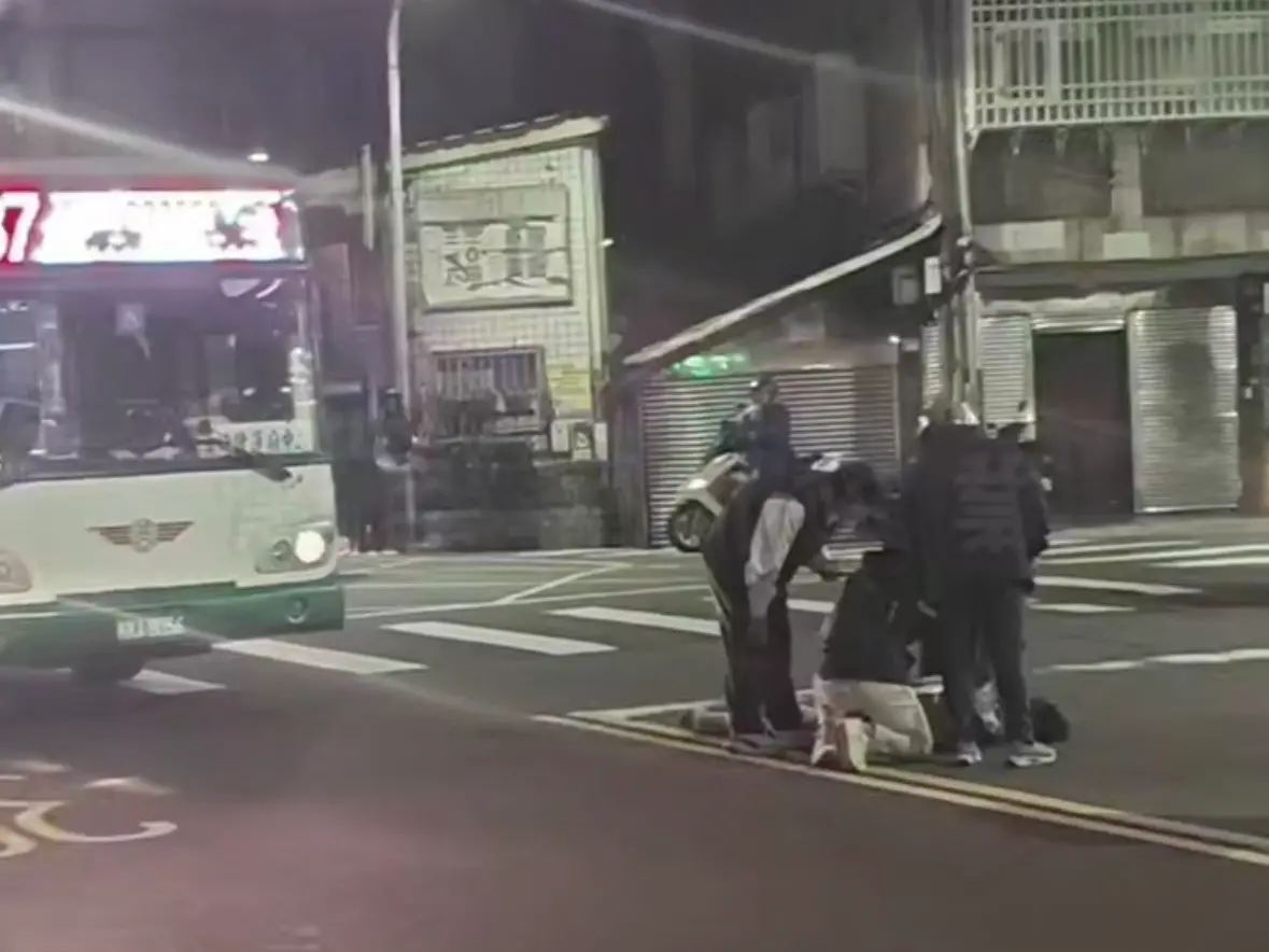 新莊公車「撞飛15歲國中生」慘倒斑馬線！駕駛喊冤：超商招牌太亮