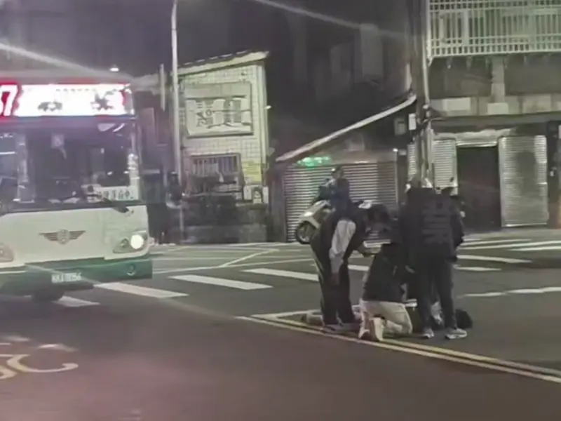 新莊公車「撞飛15歲國中生」慘倒斑馬線！駕駛喊冤：超商招牌太亮