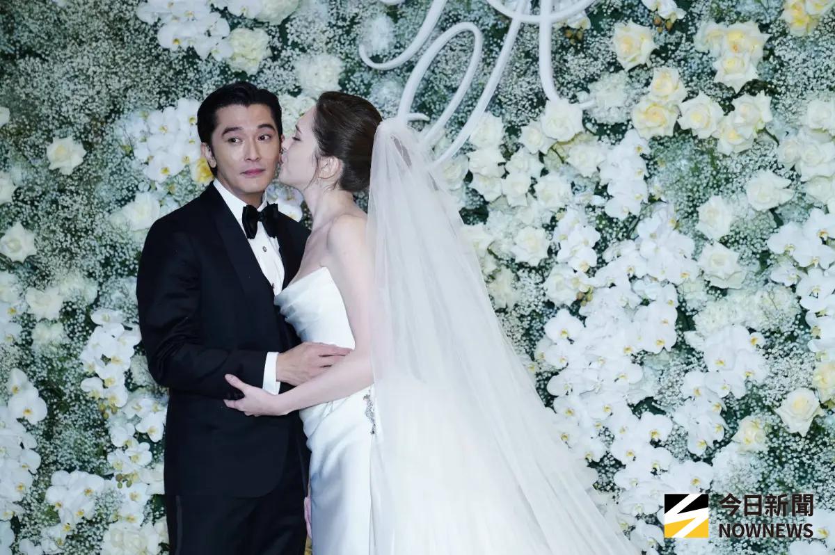 許瑋甯甜吻邱澤！自爆試婚紗1幕狂笑場 他笑嘆：我只擔心我喝醉