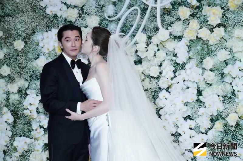 ▲邱澤（左）、許瑋甯今（28）晚在文華東方補辦婚宴，兩人睽違3年首度合體，邱澤擔心自己喝醉，許瑋甯則爆料試穿婚紗時頻笑場。（圖／NOWNEWS攝影中心）