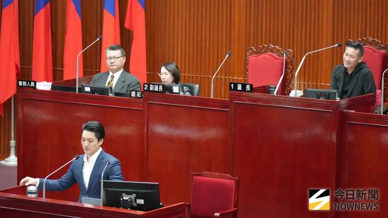 ▲被問是否幫民眾黨議員候選人站台，台北市長蔣萬安說，要請教後方身兼國民黨北市黨部主委的議長戴錫欽。（圖／記者呂炯昌攝）