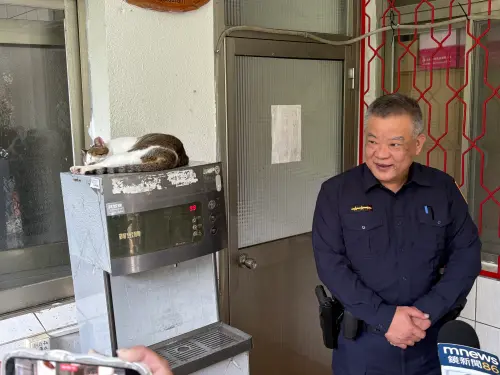 ▲就算有人接近，飲水機上方的咪咪也不為所動。（圖／記者顏幸如攝，2025.11.28）