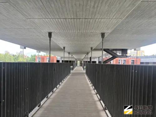▲台大人文館建築採用清水混凝土搭配傳統清水磚，重新詮釋四合院意象並融合現代混凝土工法，搭配50公尺大跨度空橋橫跨於下沉式中庭之上，不僅延續合院穿透感，也展現建築與結構的創新。（圖／記者李青縈攝）