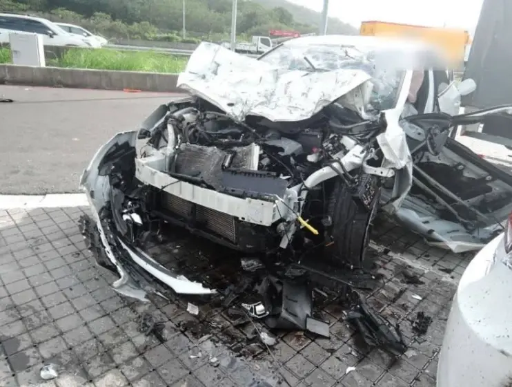 輔助駕駛釀禍？楊梅休息站狂掃5車3人傷 駕駛疑似分心暴衝