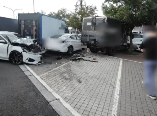 ▲楊梅休息站發生嚴重車禍，多輛靜止車輛被失控小客車推撞變形，現場滿地碎片。（圖／警方提供）