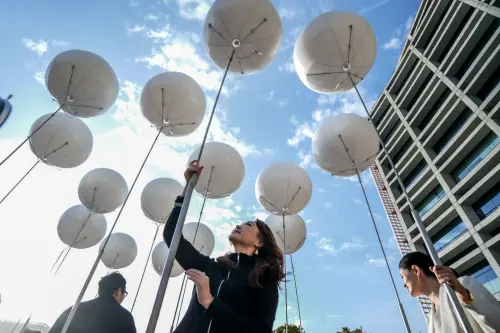 ▲120萬優選作品《一首天空的歌》用氣球、聲音與光影和天空即興合奏