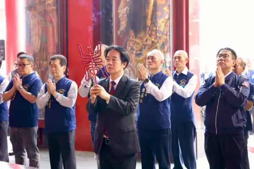 ▲ 市長黃偉哲陪同賴清德總統前往正統鹿耳門聖母廟參香。（圖／南市府提供）