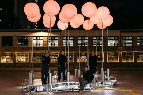 ▲新銳團隊「雜波」創作《一首天空的歌》，運用聲光互動將氣球可被仰望的特性轉化為新意。（圖／雜波團隊提供）