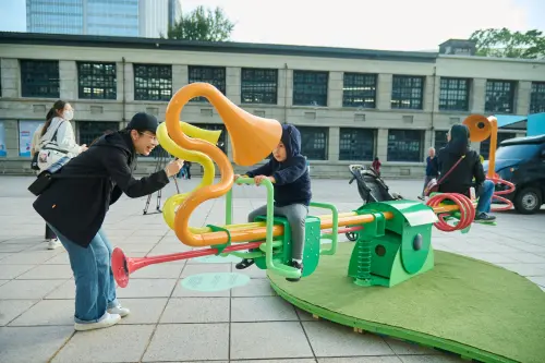 ▲60萬優選作品《聽你說的當下》以背對背的翹翹板，挑戰人們如何進行對話