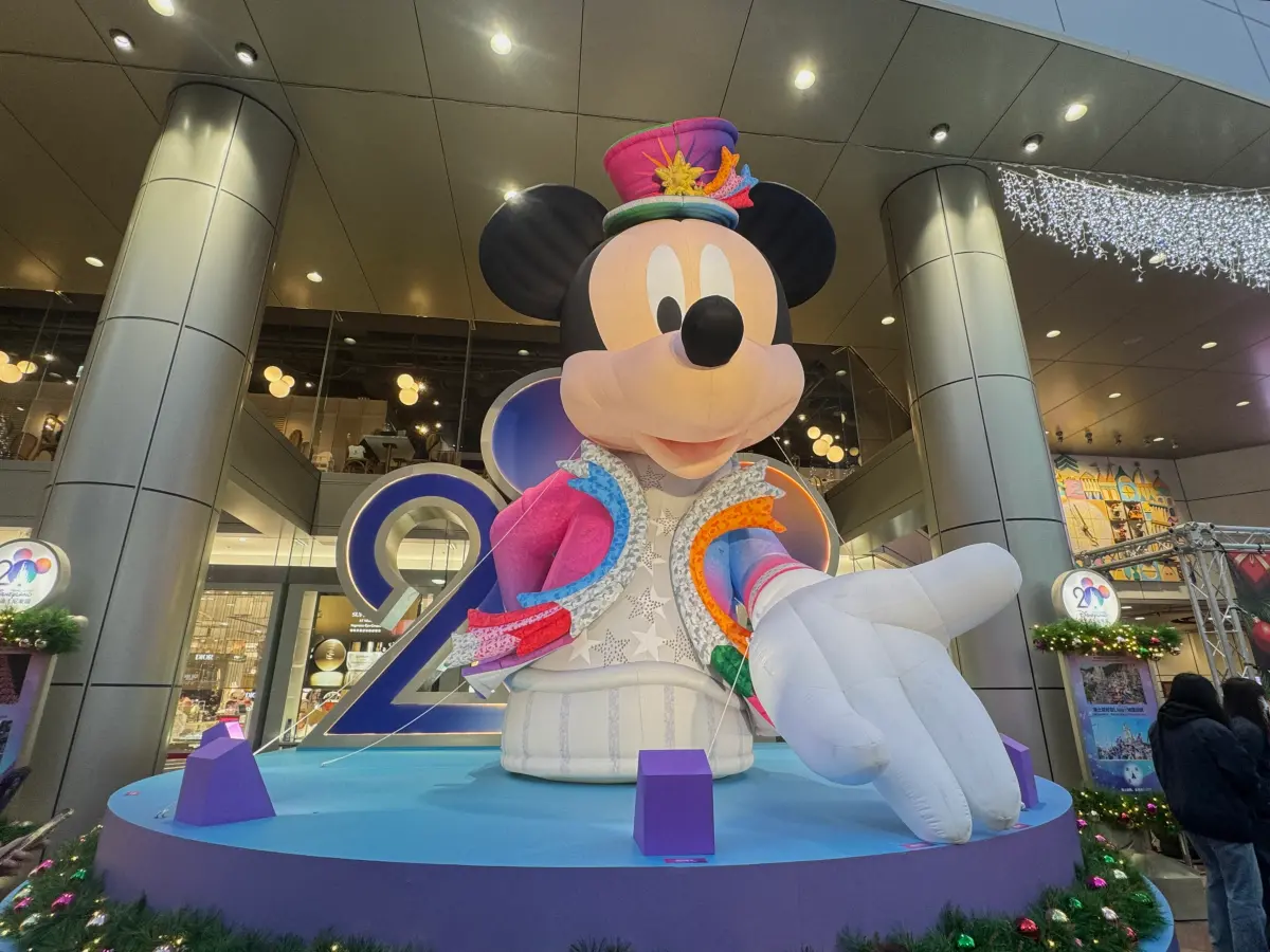 哀悼香港大火！達菲、米奇見面會延期 SOGO低調點亮迪士尼聖誕樹