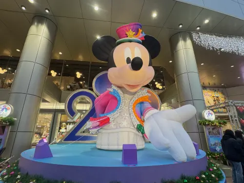 哀悼香港大火！達菲、米奇見面會延期　SOGO低調點亮迪士尼聖誕樹
