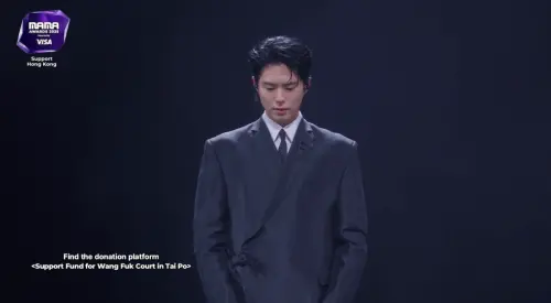 ▲朴寶劍帶領全場來賓、觀眾閉眼為香港大火受害者默哀。（圖／Mnet Plus）