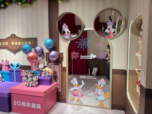 ▲SOGO忠孝館外的「香港迪士尼20週年拍照小屋」將自11月30日起開放民眾入場