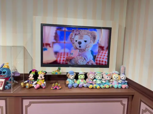 ▲▲SOGO忠孝館外的「香港迪士尼20週年拍照小屋」將自11月30日起開放民眾入場。（圖／記者鍾怡婷攝）