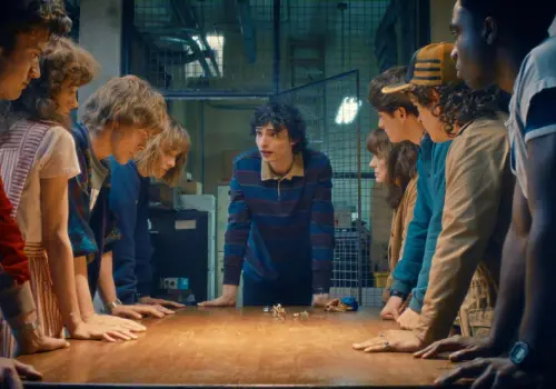 ▲備受期待的《怪奇物語》第五季在Netflix上分三階段首播：第1輯於台灣時間11月27日上線（共4集），第2輯接續於台灣時間12月26日上線（共3集），而完結篇則將在2026元旦登場。（圖／Netflix提供）