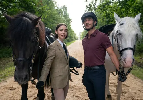 ▲《艾蜜莉在巴黎：第5季》回歸，劇情講述主角艾蜜莉離開法國，投身義大利，想在羅馬重新開始，但愛情、事業與忠誠矛盾衝突，甜蜜生活也變得複雜起來。（圖／Netflix提供）